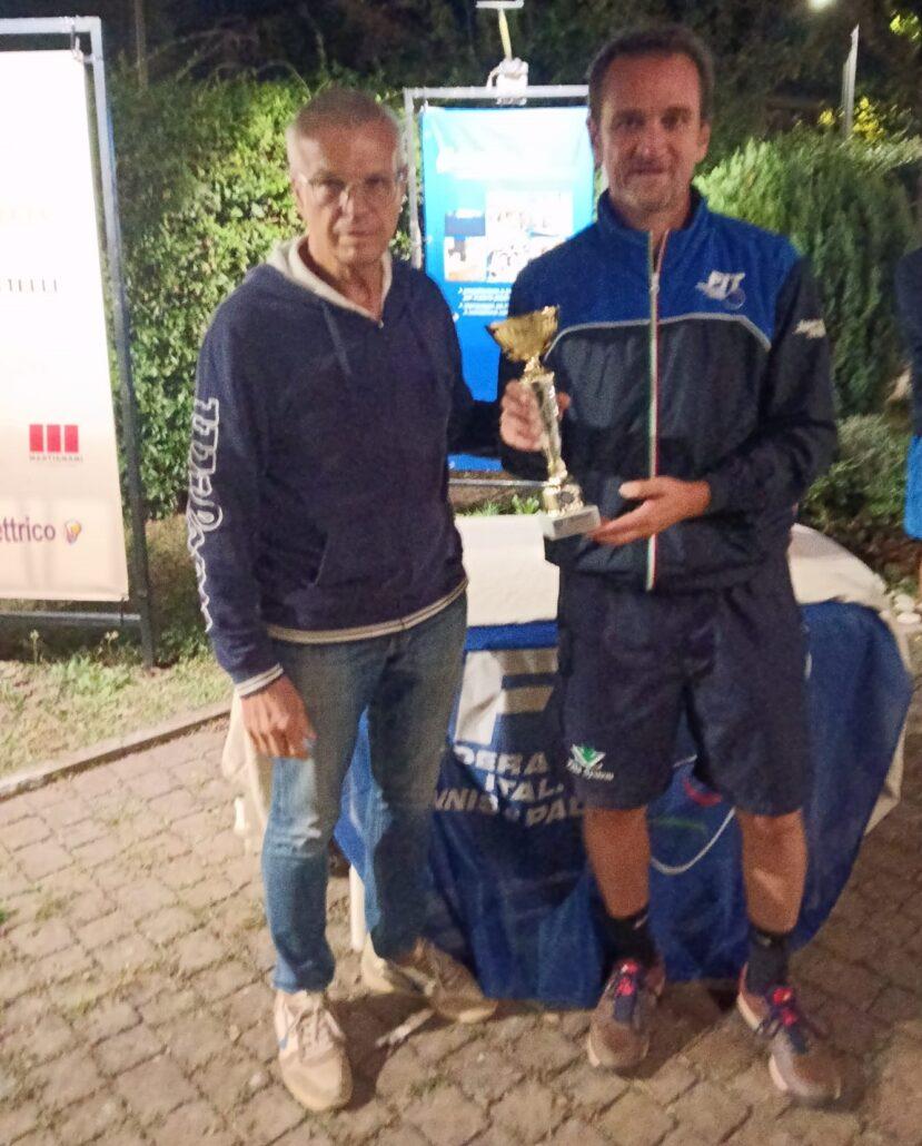 Rodeo Oremplast di terza categoria a Massa Lombarda: il finalista Luca Fossanova premiato da Fulvio Campomori
