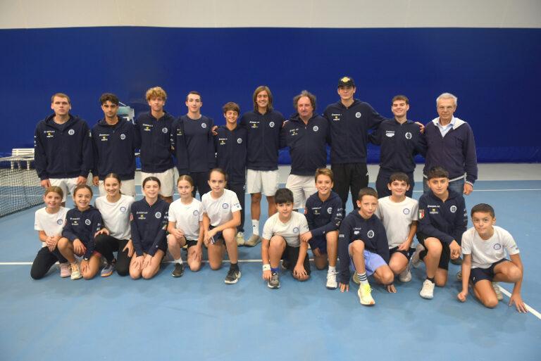 La squadra di serie A1 maschile del Circolo Tennis Massa Lombarda con i giovani raccattapalle all'Oremplast Arena